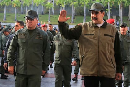 El presidente de Venezuela, Nicolás Maduro, junto a su ministro de Defensa, Vladimir Padrino (Archivo)