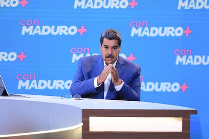 El presidente de Venezuela, Nicolás Maduro ordenó a más de 5600 efectivos de las Fuerzas Armadas a participar a partir de hoy en entrenamientos militares.