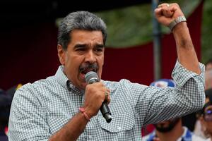 El presidente de Venezuela, Nicolás Maduro, se dirige a sus simpatizantes reunidos en el palacio presidencial, en Caracas. (AP/Ariana Cubillos, Archivo)
