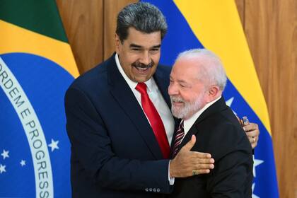 El presidente de Venezuela, Nicolás Maduro, y el presidente de Brasil, Luiz Inácio Lula da Silva, se saludan después de una conferencia de prensa conjunta en el Palacio Planalto en Brasilia el 29 de mayo de 2023