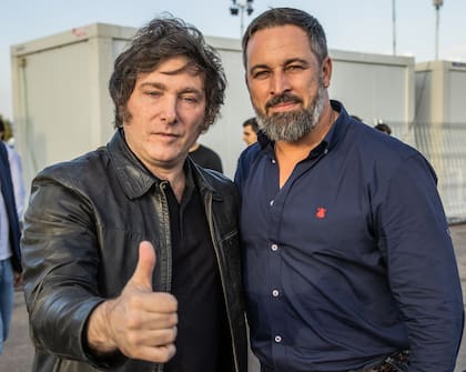 El presidente de Vox, Santiago Abascal, junto a Javier Milei