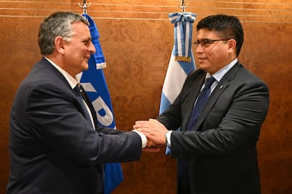 El presidente de YPF, Horacio Marin y el gobernador Claudio Vidal, hoy durante la firma del acuerdo en la sede de YPF.