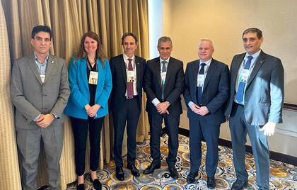 El presidente de YPF, Pablo González, y el presidente y CEO de Equinor, Anders Opeda, junto con otros ejecutivos de ambas petroleras en la CERAWeek by S&P Global