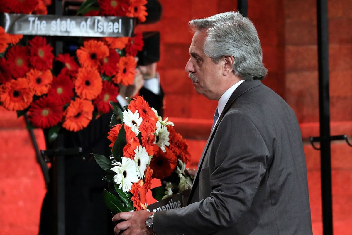 El Presidente dejó una ofrenda floral en homenaje a las víctimas de la Shoá