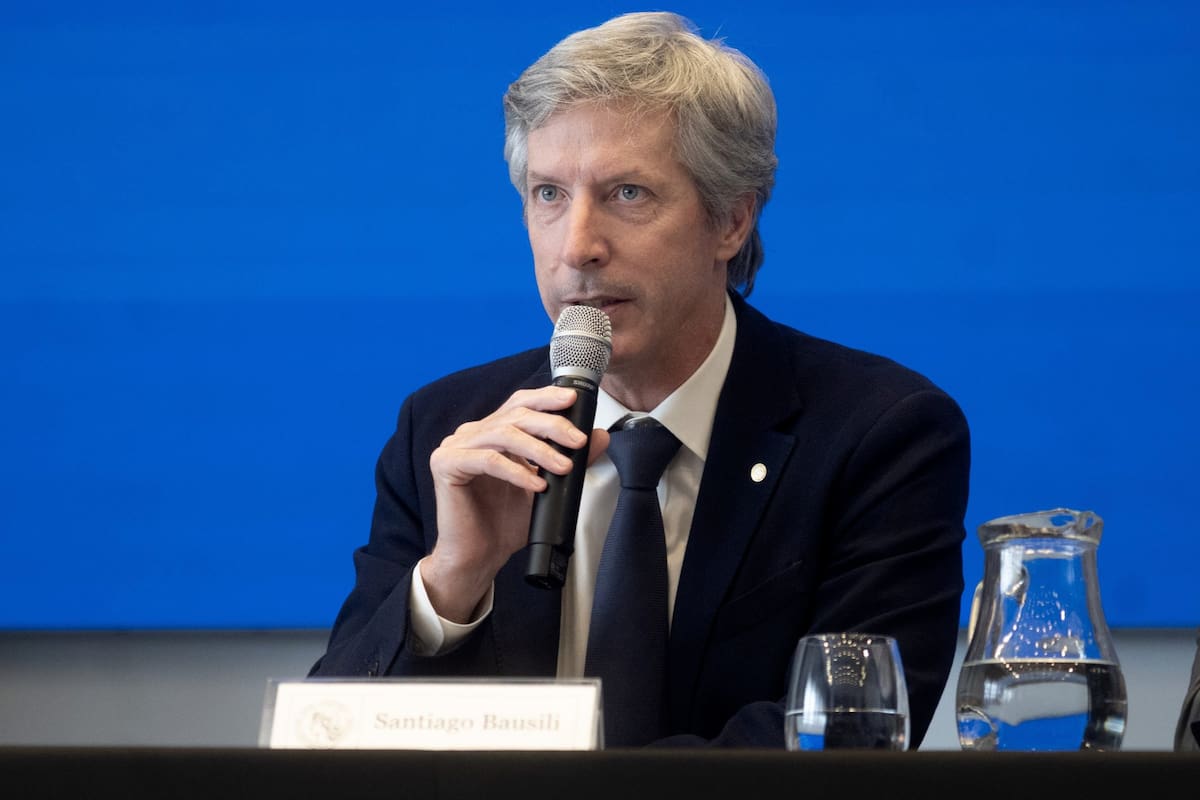 El presidente del Banco Central de la República Argentina, Santiago Bausili, habla durante una conferencia de prensa el 15 de diciembre de 2025