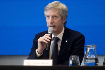 El presidente del Banco Central de la República Argentina, Santiago Bausili, habla durante una conferencia de prensa el 15 de diciembre de 2025
