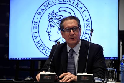 Miguel Pesce, inquieto por la tendencia a la baja que muestran los plazos fijos en pesos