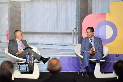 El presidente del Banco Central, Miguel Pesce, dialogó ayer con Miguel Acevedo durante la 27° Conferencia Industrial de la UI