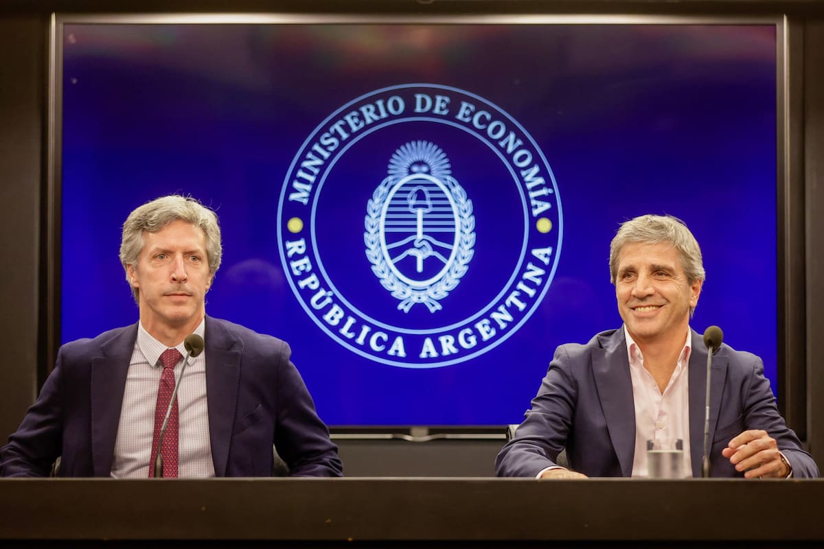 El presidente del Banco Central, Santiago Bausili, y el ministro de Economía, Luis Caputo