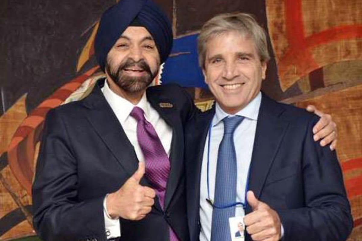 El presidente del Banco Mundial, Ajay Banga, y el ministro de Economía, Luis Caputo, en un encuentro en Washington.