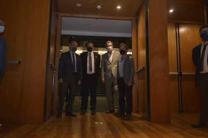 El presidente del Banco Nación, Eduardo Hecker; el ministro de Cultura de la Nación, Tristán Bauer; el presidente de la FEL, Ariel Granica, y el ministro de Cultura porteño, Enrique Avogadro en el CCK