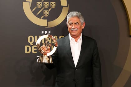 El presidente del Benfica, Luís Filipe Vieira, posa con un premio en una ceremonia de la federación de fútbol de Portugal, el 2 de septiembre de 2019, en Lisboa. (AP Foto/Armando Franca, file)