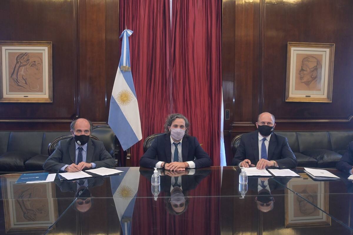 El presidente del BNA, Eduardo Hecker; el jefe de Gabinete, Santiago Cafiero, y el gobernador de Santa Fe, Omar Perotti