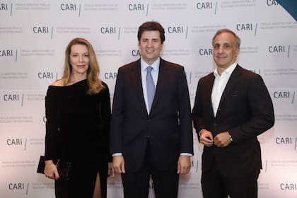 El presidente del CARI, Francisco de Santibañes, junto a Nunzia Locatelli de Bulgheroni y Marcos Bulgheroni, CEO de Pan American Energy