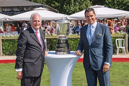 El presidente del club Polo de París, Jean-Luc Chartier, entregó la copa junto al duque de Anjou (es pretendiente legitimista al trono de Francia).