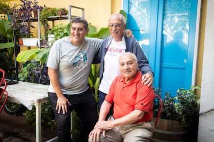 El presidente del Club Social y Deportivo El Tábano, Sergio Ruggeri Silva, junto a Guillermo Bandin, secretario de la institución y Chiche Molina, el vicepresidente (sentado)