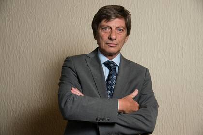 El presidente del Colegio de Escribanos porteño afirma que el decreto no especifica qué sucede si el desarrollador no termina el proyecto