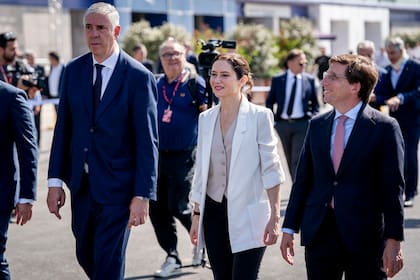 El presidente del comité ejecutivo de Ifema, José Vicente de los Mozos, la presidenta de la Comunidad de Madrid, Isabel Díaz Ayuso y el alcalde de Madrid, José Luis Martínez Almeida, durante la presentación del circuito de Fórmula 1 el 16 de junio