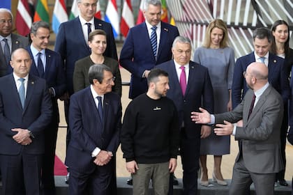 El presidente del Consejo Europeo, Charles Michel, al frente a la derecha, habla con el presidente de Ucrania, Volodymyr Zelenskyy, segundo al frente a la derecha, y el primer ministro de Hungría, Viktor Orban, en la segunda fila del centro, mientras posan con otros líderes de la Unión Europea para una foto de grupo en una cumbre de la UE en Bruselas el Jueves 9 de febrero de 2023. (AP Photo/Virginia Mayo, File)