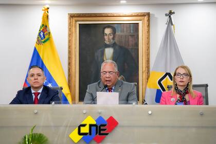 El presidente del Consejo Nacional Electoral, Elvis Hidrobo Amoroso, en el centro, habla con la prensa en la sede del CNE en Caracas, Venezuela. Amoroso anunció que las elecciones presidenciales de Venezuela serán el próximo 28 de julio. (AP Foto/Ariana Cubillos)
