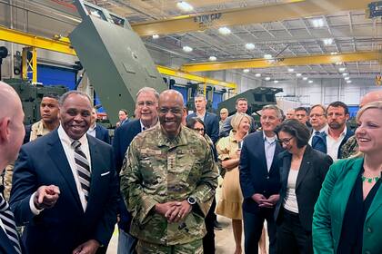El presidente del Estado Mayor Conjunto, general CQ Brown, centro, realiza un recorrido por una línea de producción de las instalaciones de armas de Lockheed Martin en Camden, Arkansas, el jueves 14 de marzo de 2024, en compañía del senador republicano John Bozeman, izquierda. (AP Foto/Tara Copp)