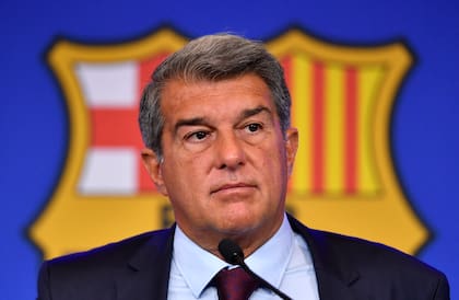 El presidente del FC Barcelona, Joan Laporta, en una rueda de prensa en el estadio Camp Nou para explicar la salida de Lionel Messi.