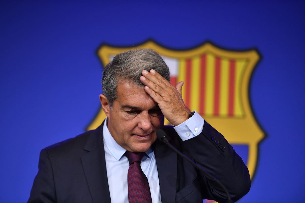 El presidente del FC Barcelona, Joan Laporta, ofrece una rueda de prensa en el estadio Camp Nou de Barcelona el 6 de agosto de 2021 para explicar la salida de Lionel Messi.