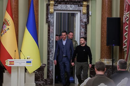 El presidente del Gobierno de España, Pedro Sánchez y el presidente de Ucrania, Volodimir Zelensky, a su llegada al Palacio Mariinski, a 23 de febrero de 2023, en Kiev, Ucrania