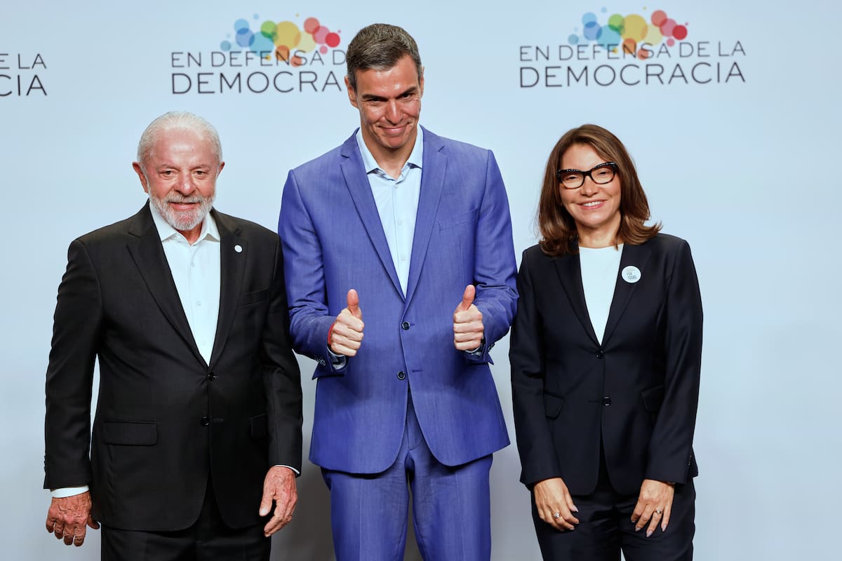 El presidente del gobierno de España, Pedro Sánchez (centro), junto al primer mandatario de Brasil, Lula da Silva y la esposa de este, Rosangela, durante la reunión de sectores progresistas realizada en Barcelona