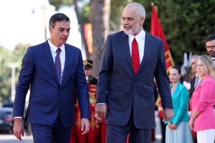 El presidente del gobierno de España, Pedro Sánchez, a la izquierda, y el primer ministro de Albania, Edi Rama, durante la ceremonia de bienvenida en la sede del gobierno en Tirana, Albania, el lunes 1 de agosto de 2022. (Foto AP/Franc Zhurda)