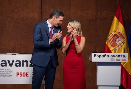 El presidente del Gobierno en funciones, Pedro Sánchez y la líder de Sumar y vicepresidenta segunda del Gobierno, Yolanda Díaz