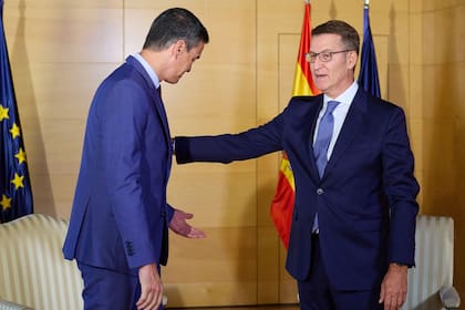 El presidente del Gobierno en funciones y líder del PSOE, Pedro Sánchez, y el titular del PP, Alberto Núñez Feijóo, durante una reciente reunión en Madrid, el mes último