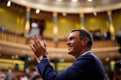 El presidente del gobierno español en funciones, Pedro Sánchez, aplaude durante el debate de investidura en el Congreso de los Diputados en España, el jueves 16 de noviembre de 2023. (AP Foto/Manu Fernández)