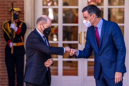 El presidente del gobierno español Pedro Sanchez, derecha, recibe al canciller alemán Olaf Scholz en el Palacio de la Moncloa, en Madrid, España, el lunes 17 de enero de 2022. (AP Foto/Manu Fernández)