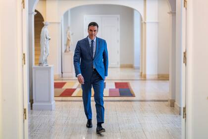 El presidente del gobierno español, Pedro Sánchez, llega a una entrevista con The Associated Press en el Palacio de La Moncloa en Madrid, España, el lunes 27 de junio de 2022. (AP Foto/Bernat Armangue)