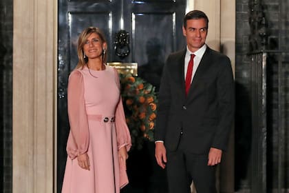 El presidente del gobierno español, Pedro Sánchez, y su esposa, Begoña Gómez, llegan al número 10 de Downing Street en Londres. (AP Foto/Alastair Grant, Archivo)