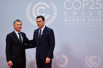 El presidente del Gobierno español, Pedro Sánchez, recibe a Macri en la COP25