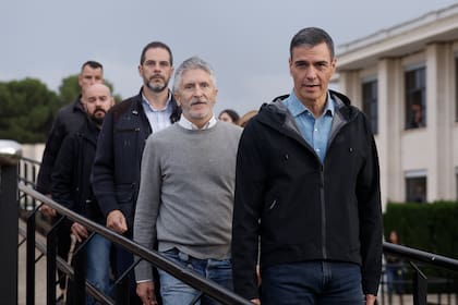El presidente del Gobierno españopl, Pedro Sánchez, junto al ministro del Interior, Fernando Grande Marlaska en el Centro de Emergencias de la Generalitat valenciana, en l'Eliana (Valencia)