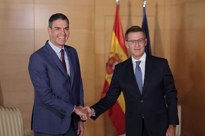 El presidente del gobierno Pedro Sánchez, se saluda con el opositor conservador, Núñez Feijóo (Photo by Thomas COEX / AFP)�