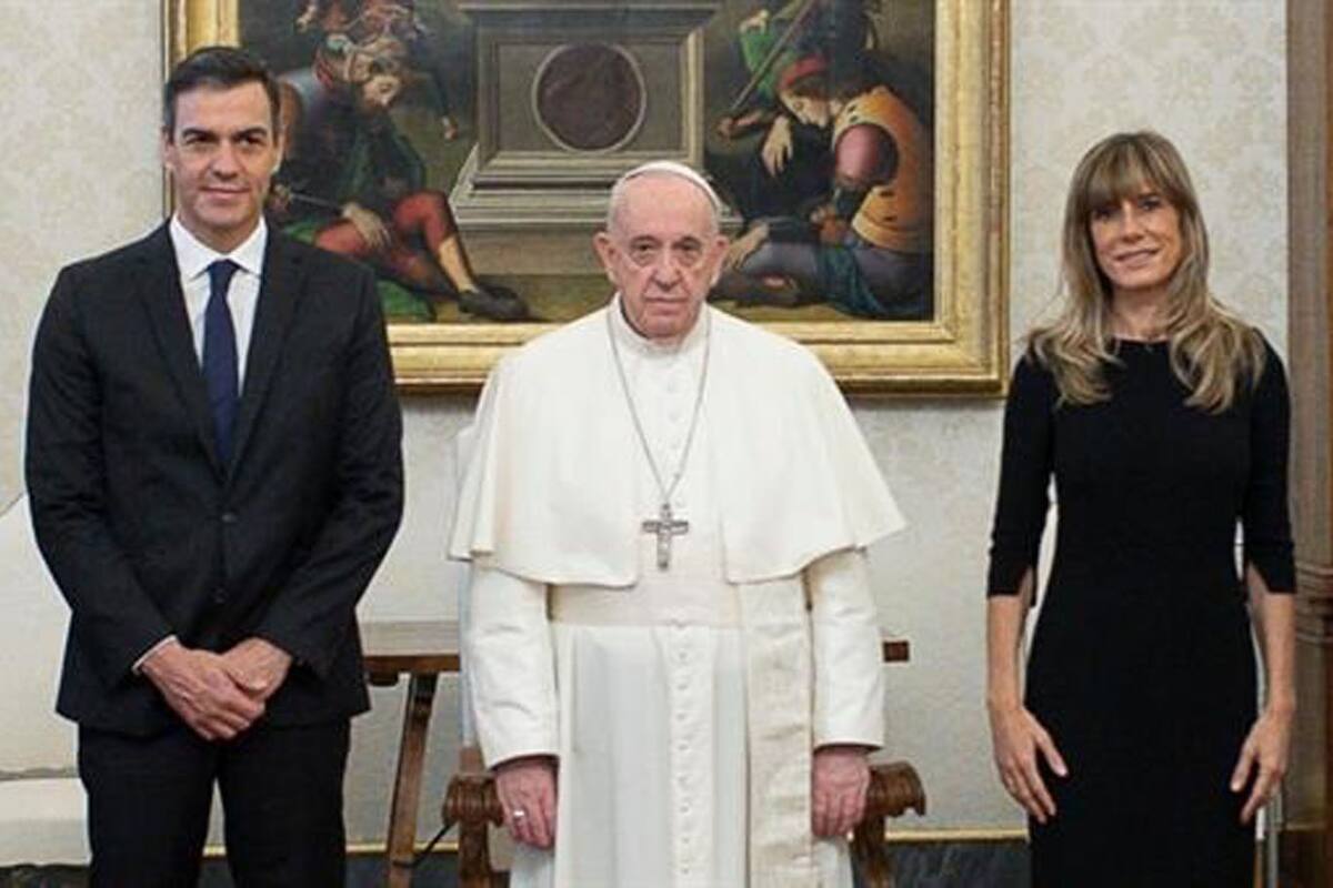 El presidente del Gobierno, Pedro Sánchez, se ha reunido por primera vez con el Papa Francisco, en el Vaticano, acompañado por su esposa Begoña Gómez. A 24 de octubre de 2020, en el Vaticano SOCIEDAD VATICAN NEWS