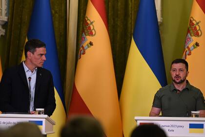 El presidente del Gobierno, Pedro Sánchez, y el de Ucrania, Volodimir Zelensky en una rueda de prensa conjunta tras una reunión, a 1 de julio de 2023.