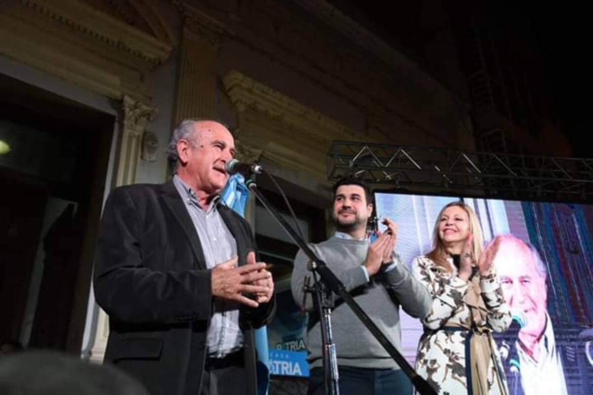 El presidente del Instituto Patria, Oscar Parrilli, estuvo en Rosario para la inauguración del Casa Patria junto a la senadora nacional María de los Ángeles Sacnun y el diputado nacional Marcos Cleri.