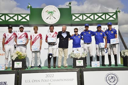 El presidente del Ipcva, Juan José Grigera Naón, junto con los jugadores de polo, en el Abierto de Estados Unidos