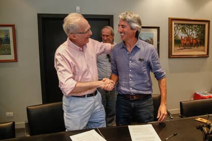 El presidente del Ipcva, Juan José Grigera Naón, y el presidente de la AAP, Delfín Uranga