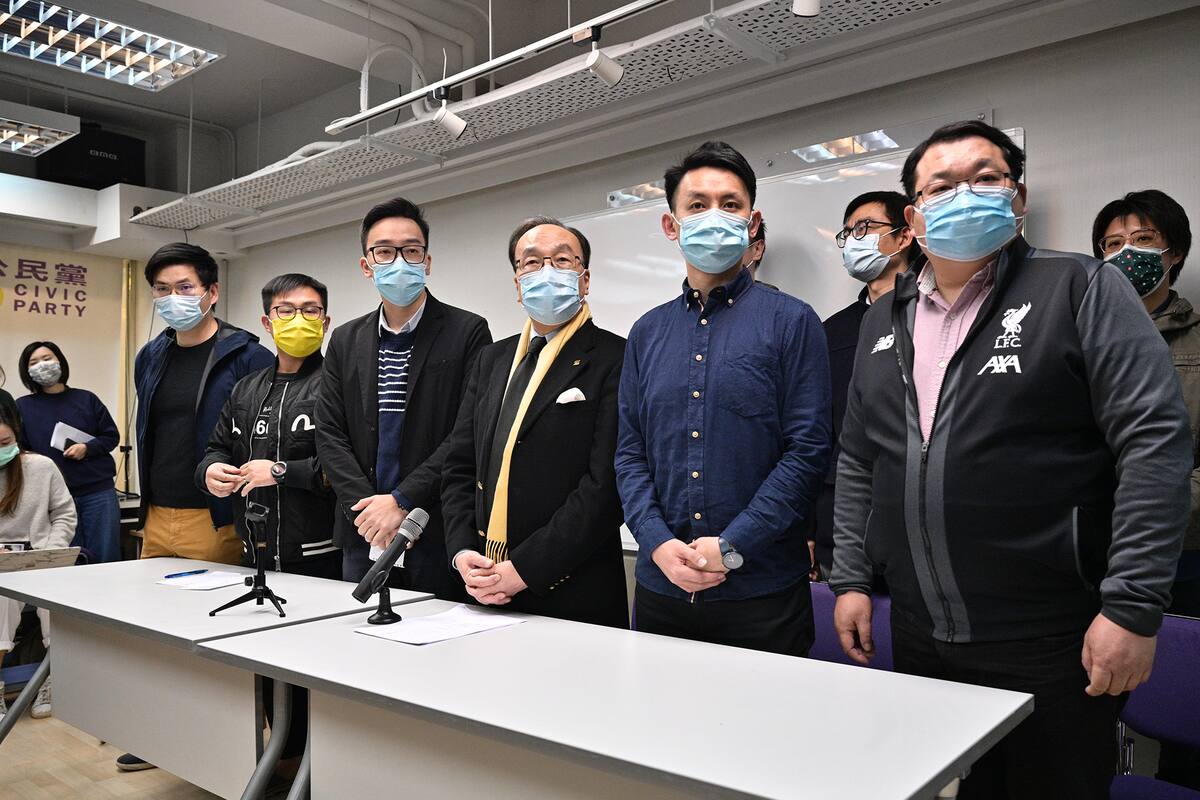 El presidente del Partido Cívico, Alan Leong, y otros miembros celebran una conferencia de prensa en la sede del partido en Hong Kong el 6 de enero de 2021, luego del arresto de decenas de figuras de la oposición bajo la Ley de Seguridad Nacional