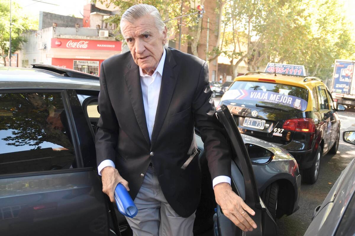 El presidente del Partido Justicialista, José Luis Gioja, al llega a la cumbre del PJ nacional