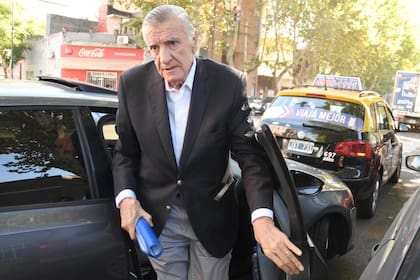 El presidente del Partido Justicialista, José Luis Gioja, al llega a la cumbre del PJ nacional