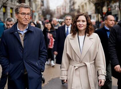 El presidente del PP, Alberto Núñez Feijóo, y la presidenta de la Comunidad de Madrid, Isabel Díaz Ayuso