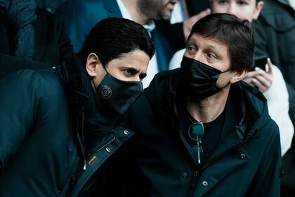 El presidente del PSG, Nasser Ghanim Al-Khelaïfi, junto con el director deportivo del PSG, Leonardo