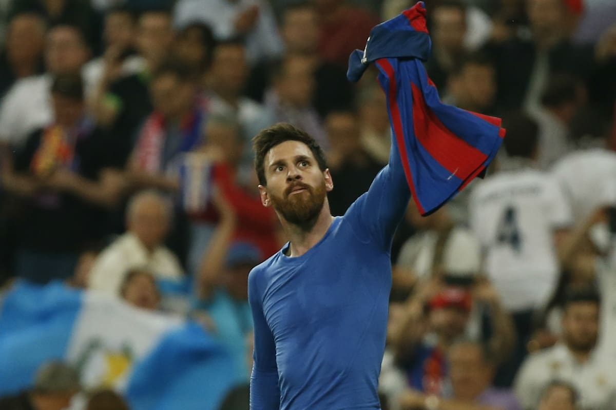 El presidente del Real Madrid tuvo una reunión con el argentino en un jet privado en la que le ofreció sumarse a la casa blanca, según Der Spiegel. En la imagen, Messi festeja su gol 500 precisamente ante Real Madrid en el Bernabéu